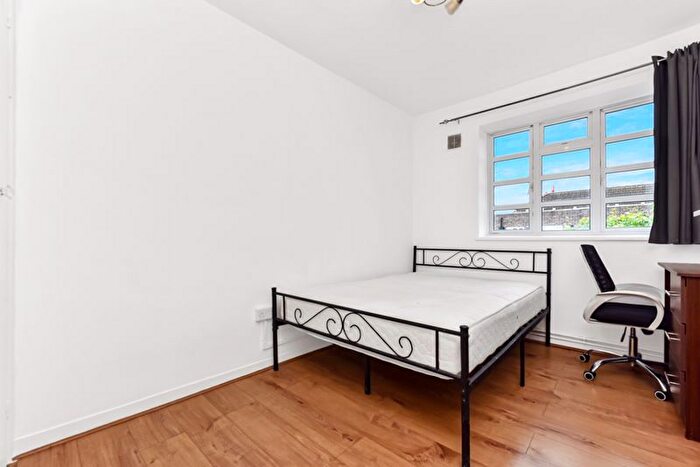3 Bedroom Flat To Rent In Solent House, Ben Jonson Road, Stepney, E1