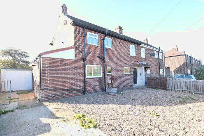 4 Bedroom Semi-Detached House To Rent In Broomhill Drive, Knottingley WF11