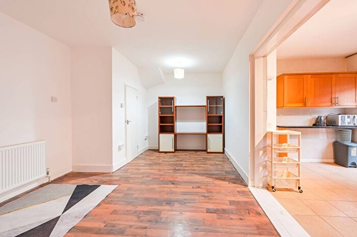 4 Bedroom End Terrace House To Rent In Chingford Mount, Chingford, London, E4