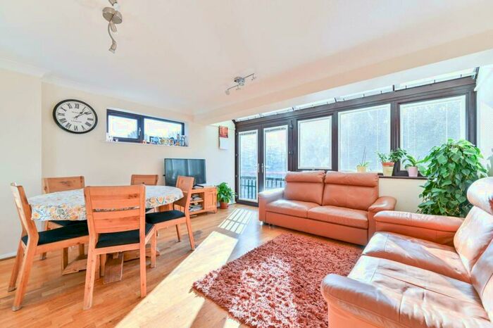 2 Bedroom Maisonette To Rent In Bywater Place, Rotherhithe, London, SE16