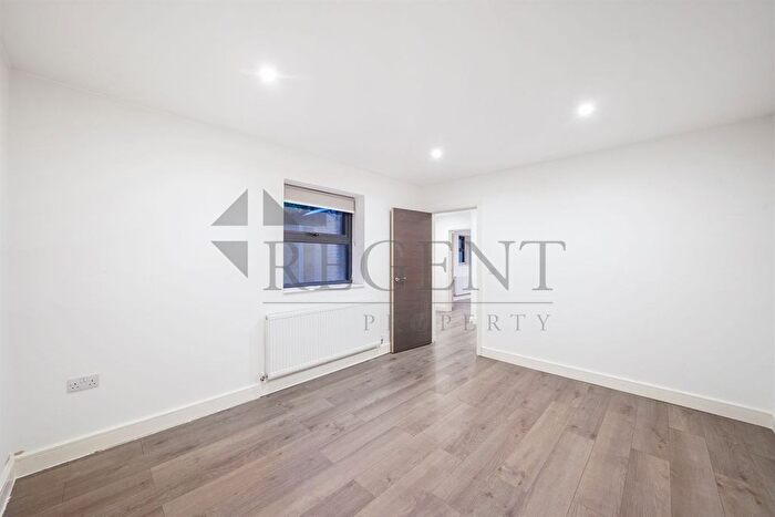 1 Bedroom Flat To Rent In The Gables, Tanyard Lane, DA5