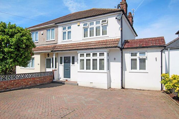 4 Bedroom Semi-Detached House For Sale In Baldwyns Park, Bexley, DA5