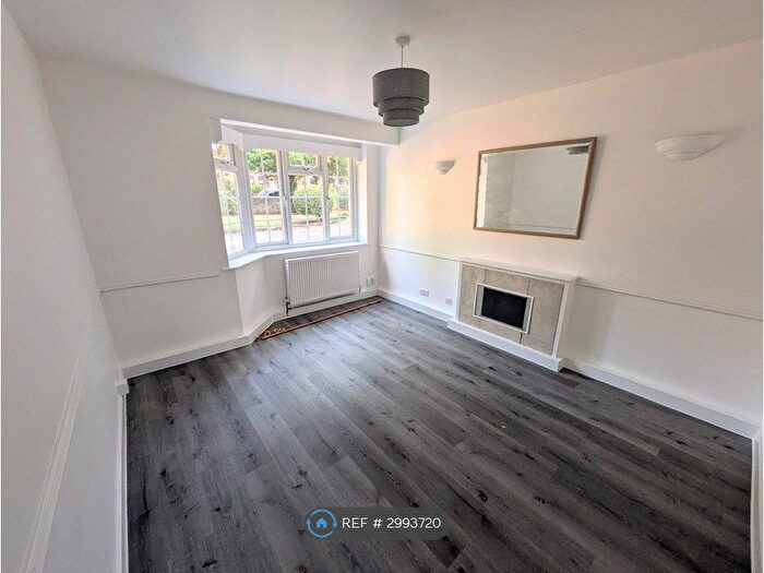 2 Bedroom Flat To Rent In Christchurch Park, Sutton, SM2