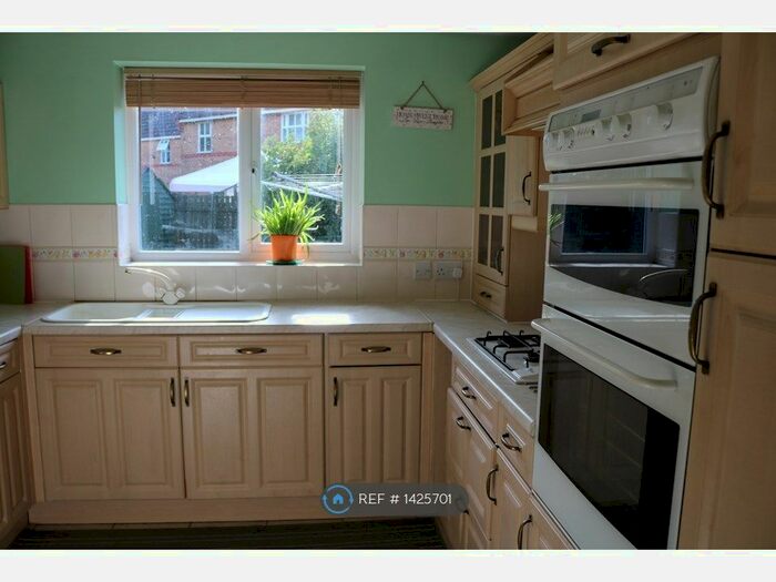 3 Bedroom Detached House To Rent In Holliday Close, Swindon, SN25