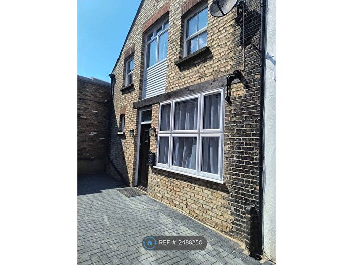 2 Bedroom Semi-Detached House To Rent In Bellevue Mews, London, N11