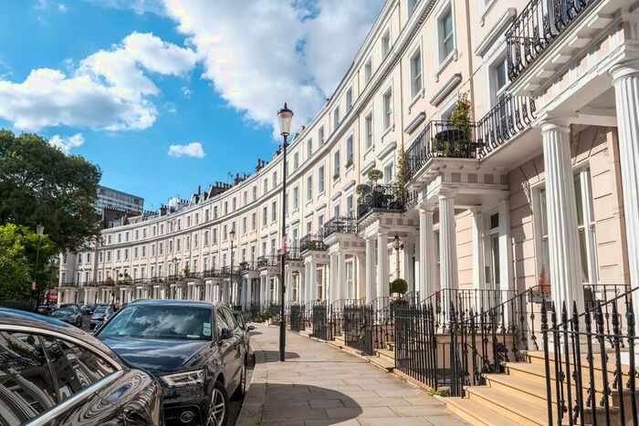 3 Bedroom Flat To Rent In Royal Crescent, London, W11