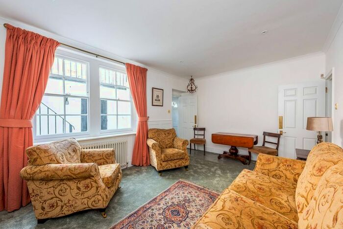 2 Bedroom Flat To Rent In Warwick Way, Pimlico, London, SW1V