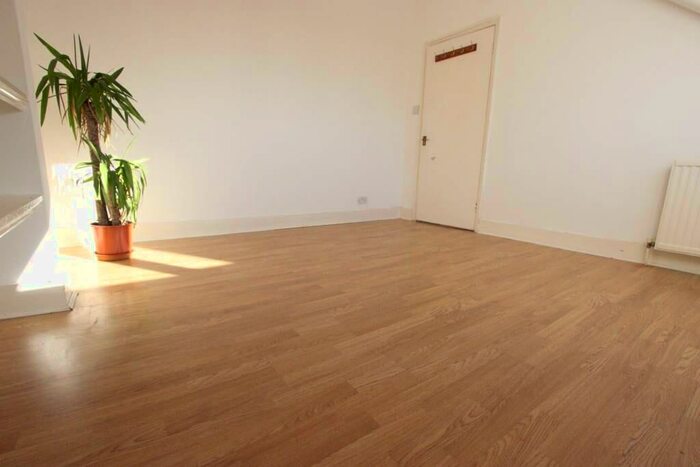 1 Bedroom Apartment To Rent In Bounds Green Road, London, N22