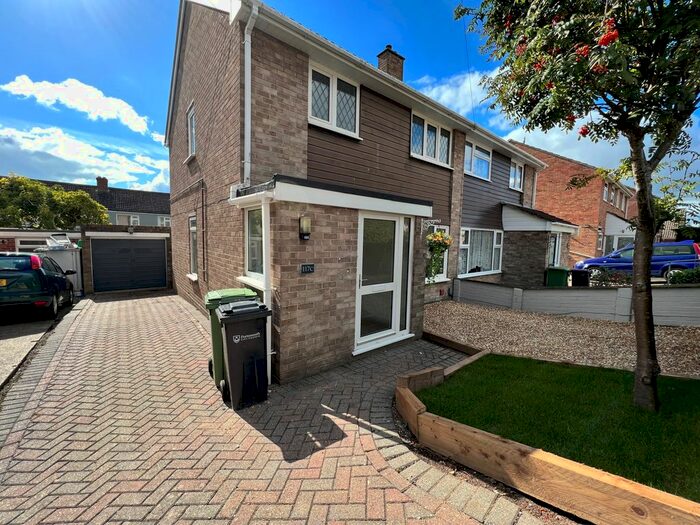 3 Bedroom Semi-Detached House To Rent In Newbolt Road, Paulsgrove, Portsmouth, PO6