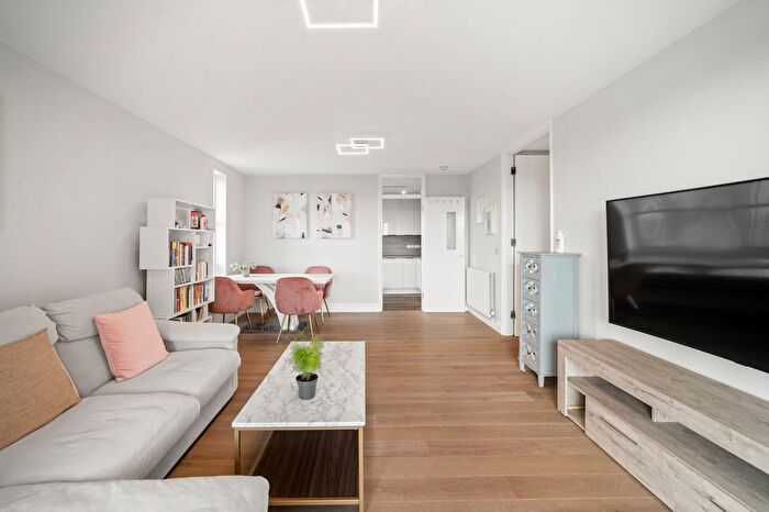 2 Bedroom Flat For Sale In Rosebank, Holyport Road, SW6