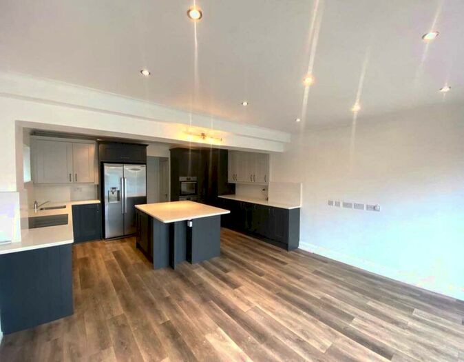 3 Bedroom Semi-Detached House To Rent In Leigh On Sea, SS9