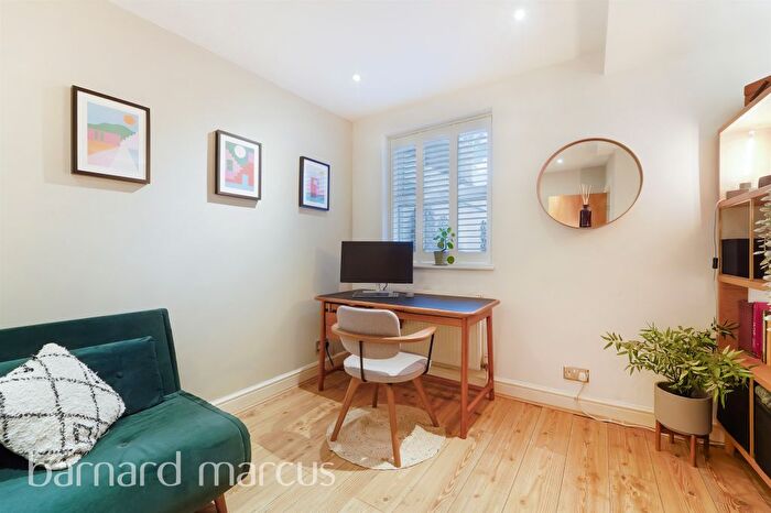 2 Bedroom Flat For Sale In Granville Road, London, SW18