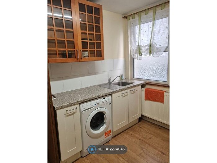 Studio To Rent In Maidstone Road, London, N11