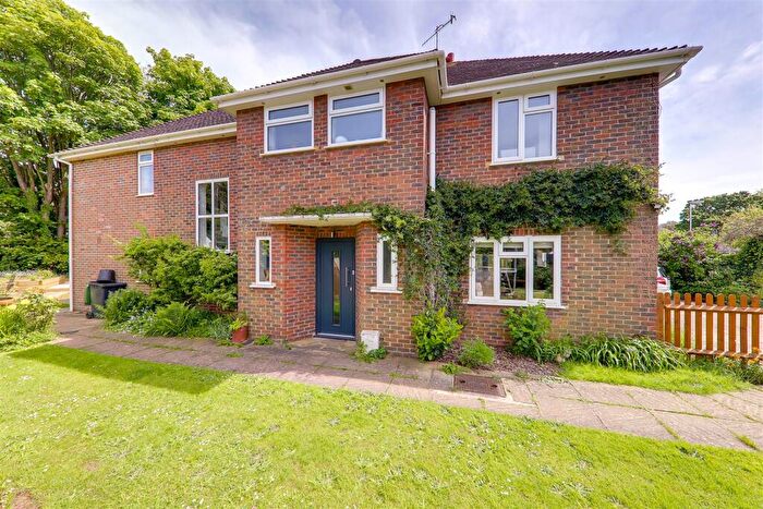5 Bedroom Detached House For Sale In Greyfriars Close, Worthing, BN13