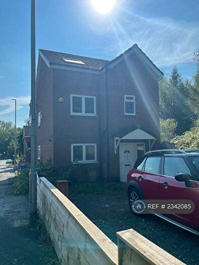 4 Bedroom Semi-Detached House To Rent In Roundthorn Road, Oldham, OL4