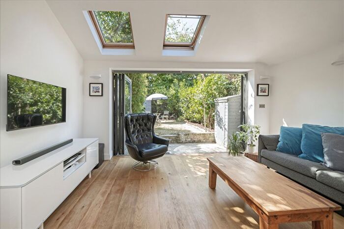 2 Bedroom Flat For Sale In Gransden Road, Shepherd's Bush, W12