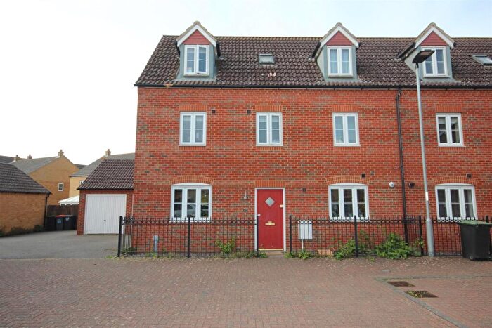 5 Bedroom Town House For Sale In Woodlands Park, Brickhill, MK41