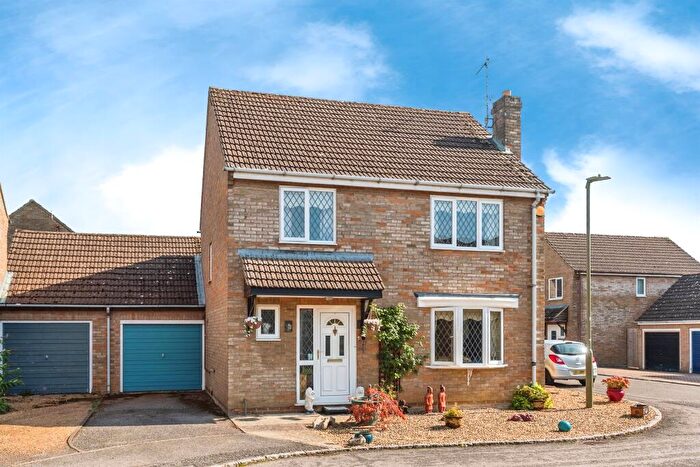 4 Bedroom Link Detached House For Sale In The Maples, Carterton, OX18