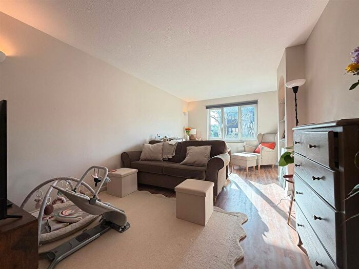 2 Bedroom Property To Rent In Beaulieu Place, London, W4