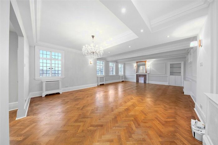 4 Bedroom Flat To Rent In Chiltern Court, Baker Street, NW1