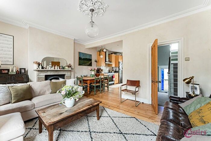 3 Bedroom Flat To Rent In Dunlace Road, Hackney, E5