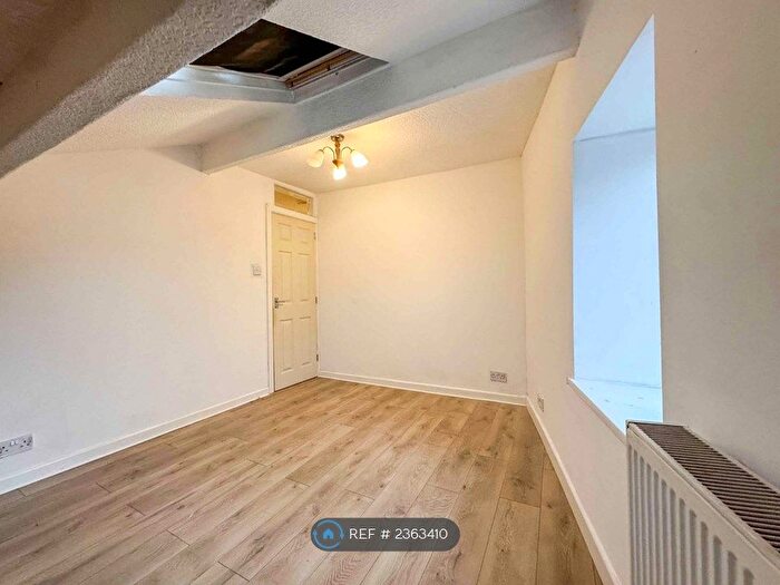 2 Bedroom Flat To Rent In Burnley Road East, Rossendale, BB4