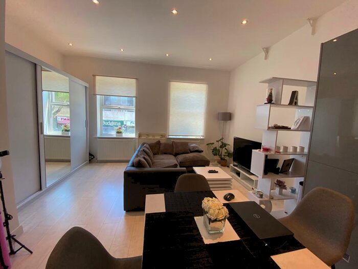 1 Bedroom Flat To Rent In High Road, London, N2