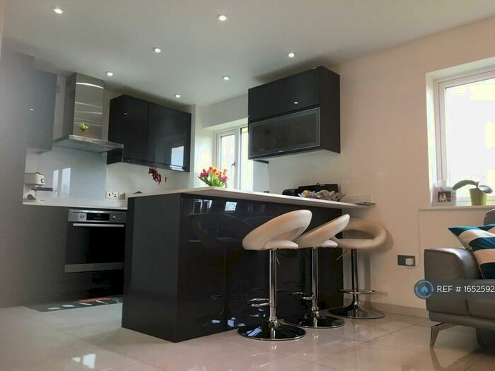 2 Bedroom Flat To Rent In Beaver Close, Morden, SM4