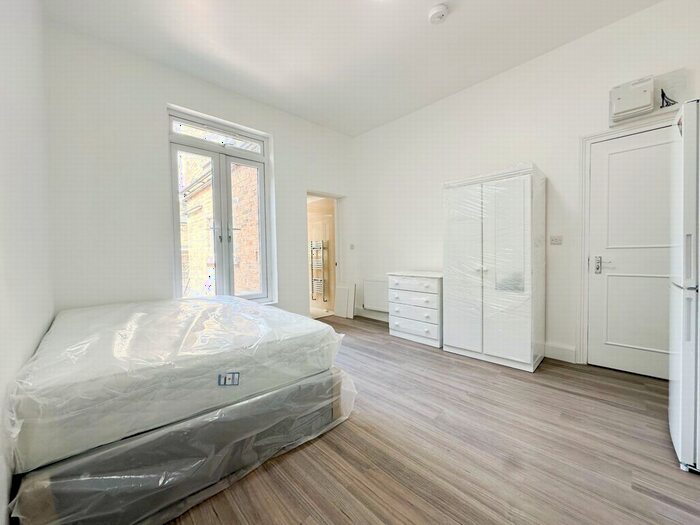 Studio To Rent In Stoke Newington Road, London, N16
