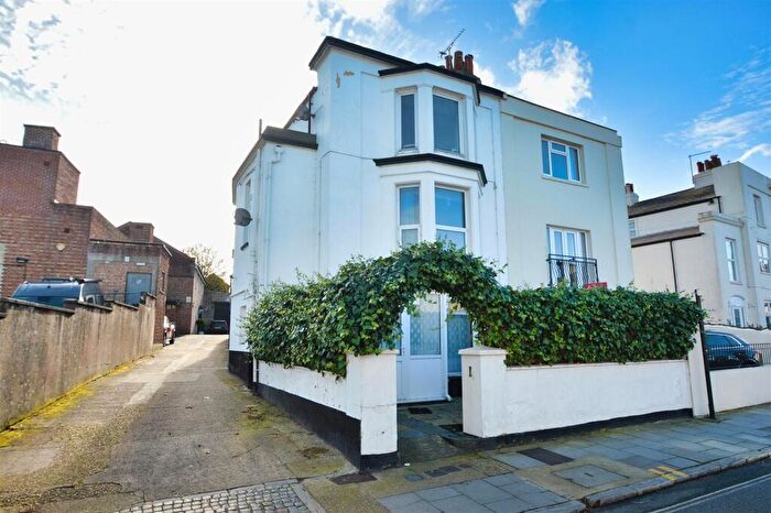 1 Bedroom Flat For Sale In Central Ryde, PO33