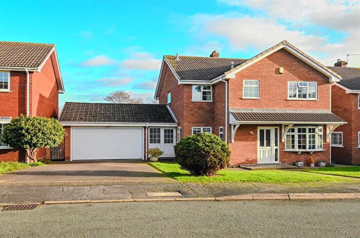 4 Bedroom Detached House For Sale In Fallowfield Drive, Barton Under Needwood, DE13