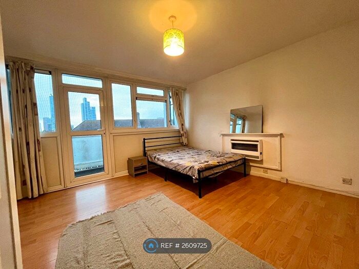 3 Bedroom Flat To Rent In Duffel House, London, SE11