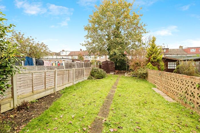 3 Bedroom End Of Terrace House For Sale In Auriel Avenue, Dagenham, Essex, RM10