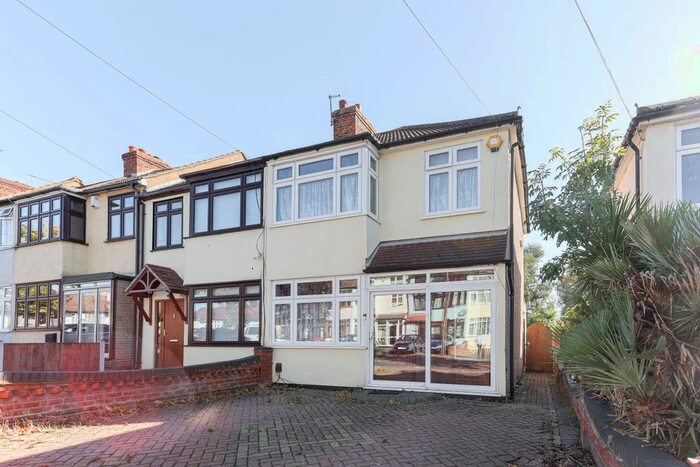 3 Bedroom Semi-Detached House To Rent In Primrose Glen, Hornchurch, RM11