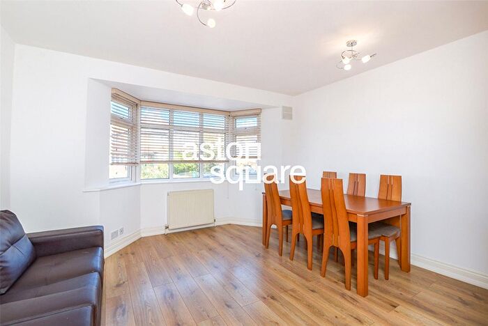 2 Bedroom Flat To Rent In Leeside Crescent, London, NW11