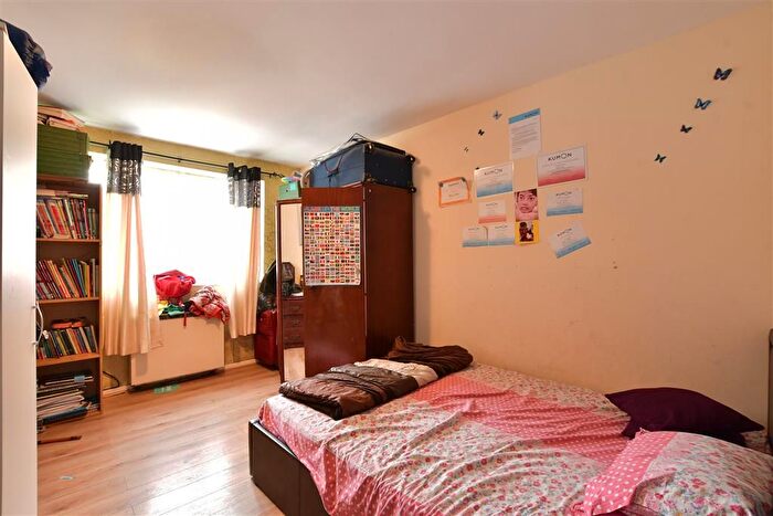 2 Bedroom Flat For Sale In Valentines Road, Ilford, Essex, IG1