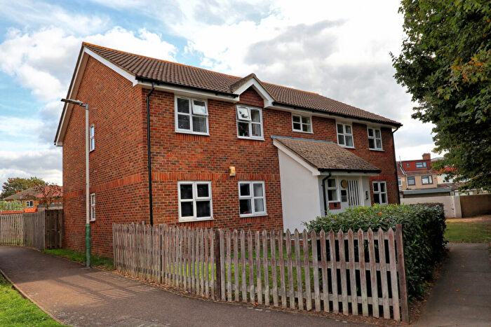 2 Bedroom Flat For Sale In Palliser Drive, Rainham, RM13