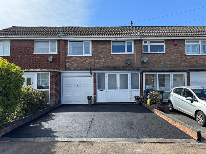 3 Bedroom Terraced House For Sale In Pinewood Drive, Birmingham, B32