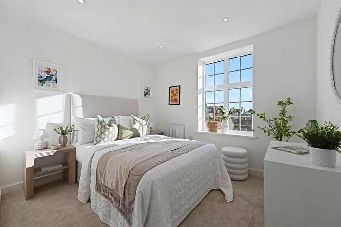 3 Bedroom Flat To Rent In Northfield Avenue, Ealing, W13