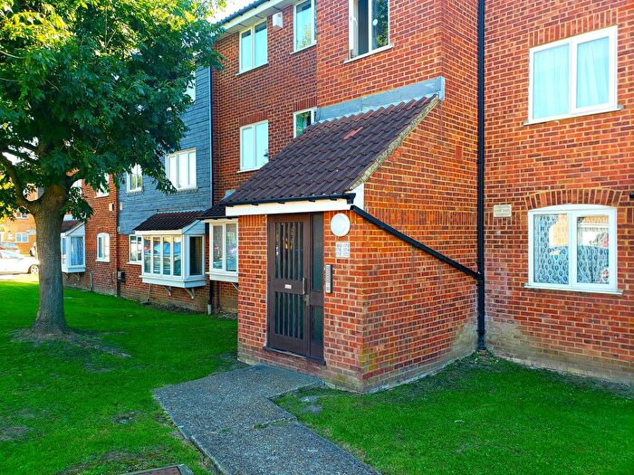 2 Bedroom Terraced House To Rent In Poplar Grove, London, N11