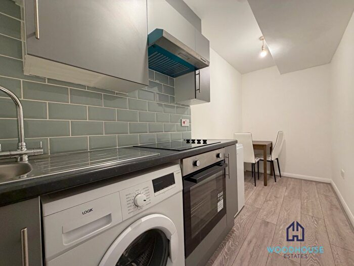 Studio To Rent In Oakleigh Road North, London, N20