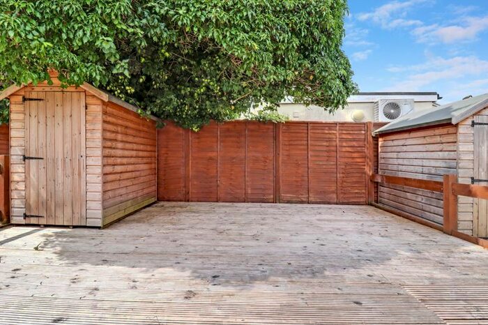 1 Bedroom Flat For Sale In Chertsey Road, Windlesham, GU20