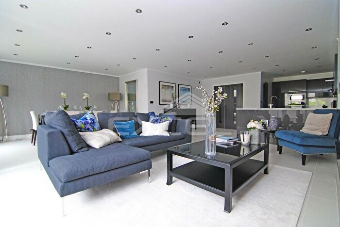 3 Bedroom Apartment To Rent In Lyndhurst Gardens, Hampstead, London, NW3