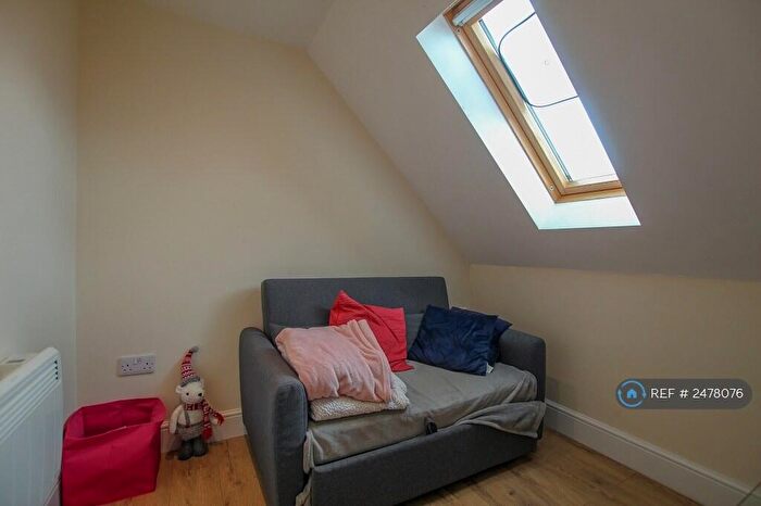 2 Bedroom Flat To Rent In Lord Lyon, Stockcross, Newbury, RG20