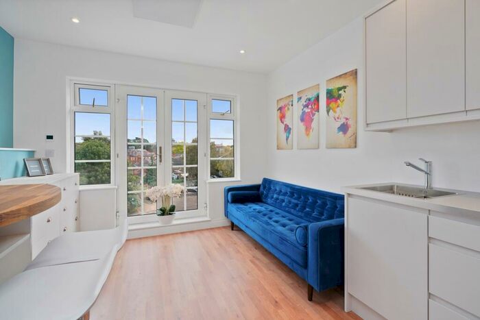 2 Bedroom Flat To Rent In High Street, Weybridge, KT13