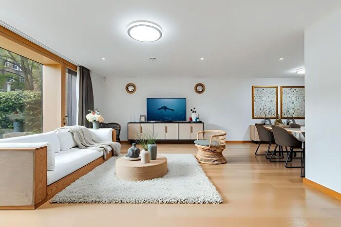 3 Bedroom Flat For Sale In Vicarage Gate, London, W8