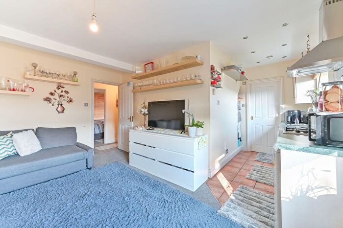 2 Bedroom Flat To Rent In Gipsy Hill, London, SE19