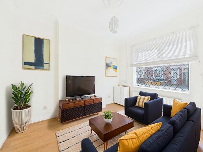 2 Bedroom End Of Terrace House To Rent In Barrington Street :: Clayton, M11