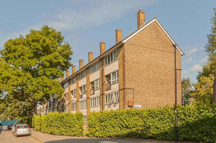 3 Bedroom Flat To Rent In Clarence Crescent, London, SW4