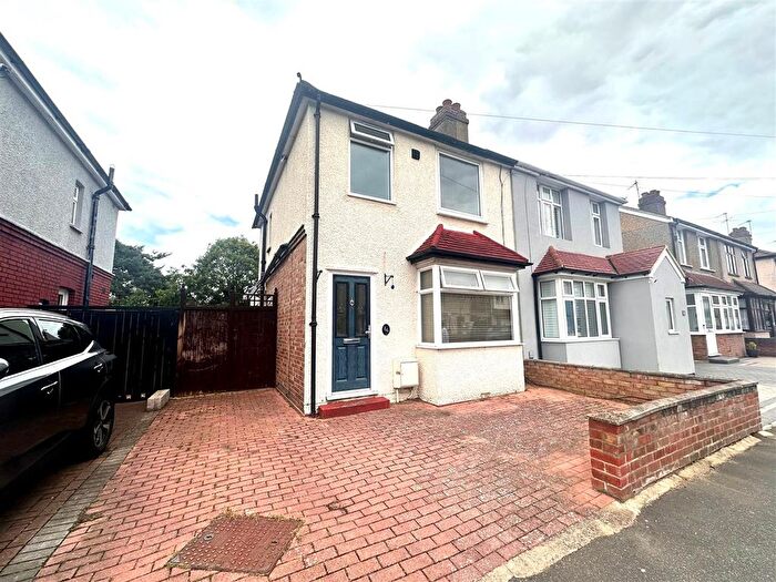 3 Bedroom Semi-Detached House For Sale In Shaftesbury Avenue, Feltham, TW14